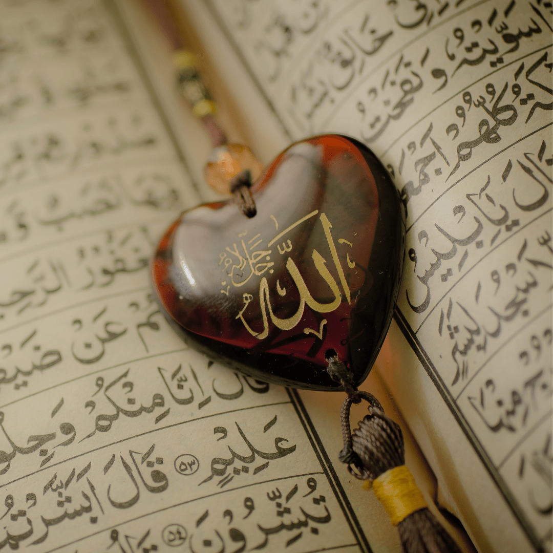Libro abierto representando Sahih al-Bukhari con un símbolo de corazón y la palabra Allah