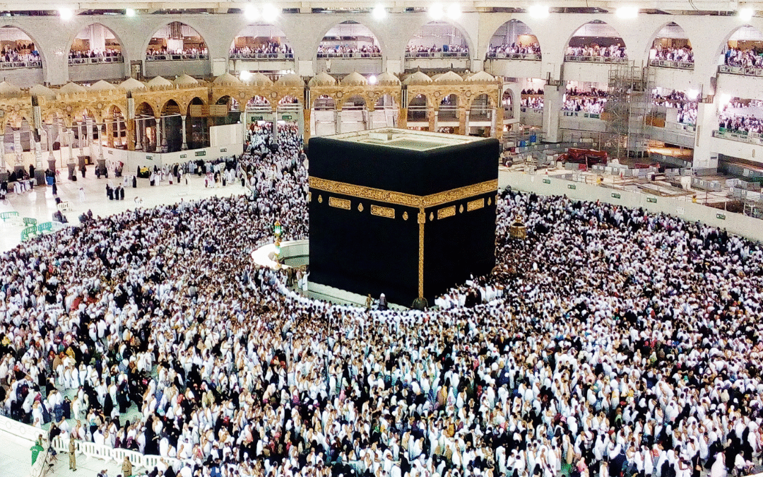 Vista panorámica de la Kaaba en La Meca, rodeada de musulmanes realizando el Tawaf durante su adoración.