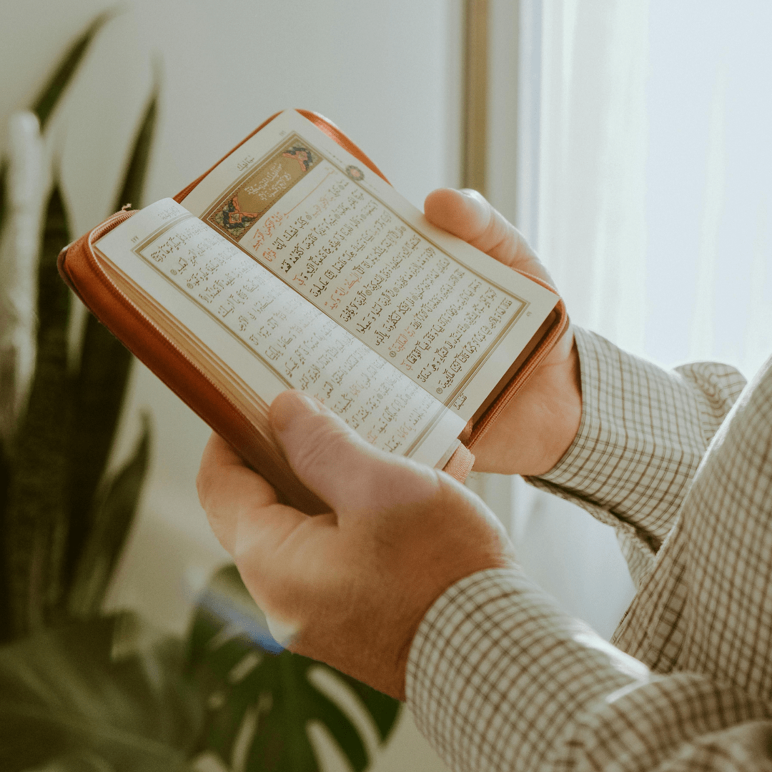 Estudiante aprendiendo árabe con libros y ordenador, curso de árabe para principiantes.