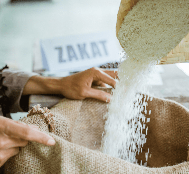 Manos entregando arroz como donación representando el Zakat en el Islam