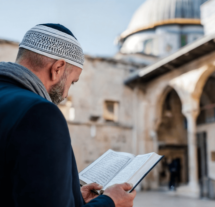 Duʿās de la Mañana y la Noche Hombre musulmán leyendo el Qurán con una mezquita al fondo durante el amanecer o anochecer