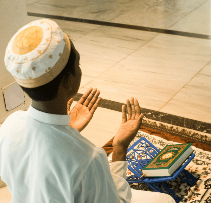 Duʿās para la Gratitud y el Perdón Hombre musulmán con las manos levantadas realizando duʿā de gratitud y perdón