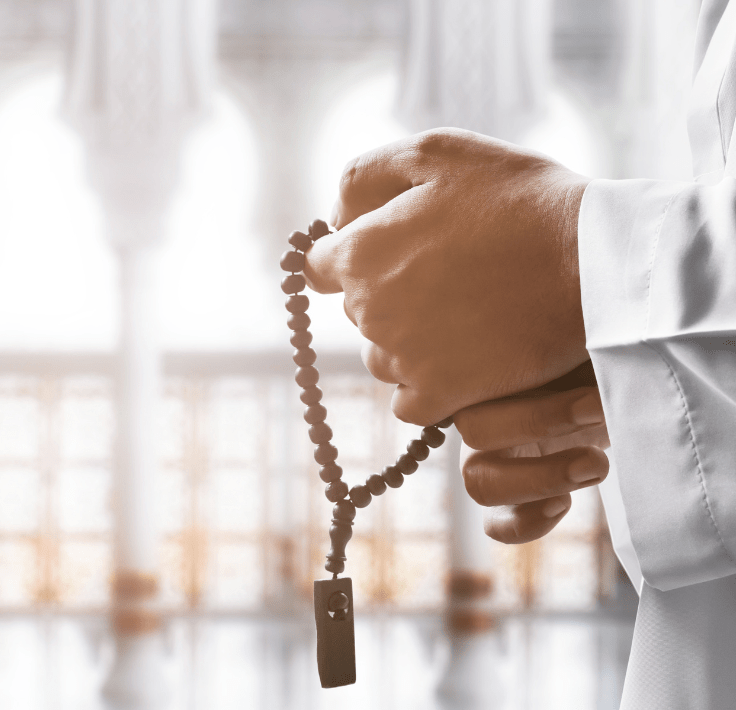 Mano sosteniendo un tasbih mientras realiza el recuerdo constante de Allah en un momento de recogimiento.
